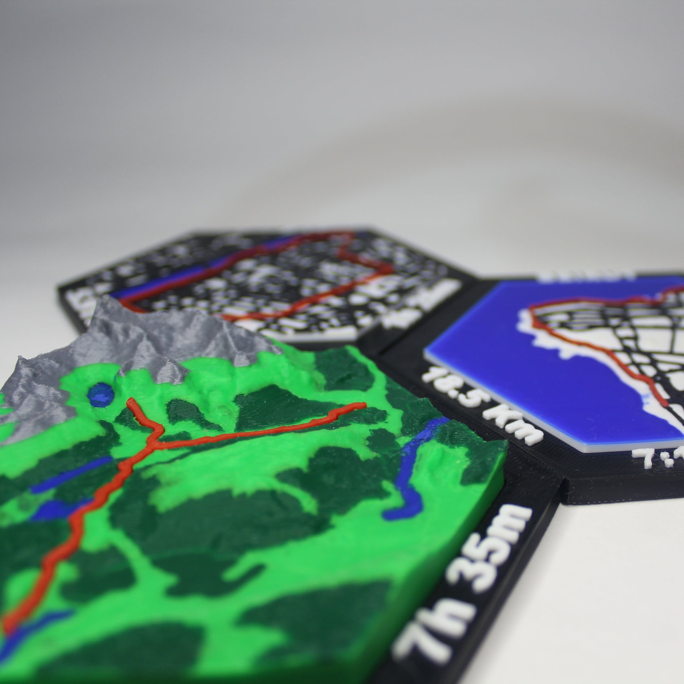 Pack of 3 trails + free stands